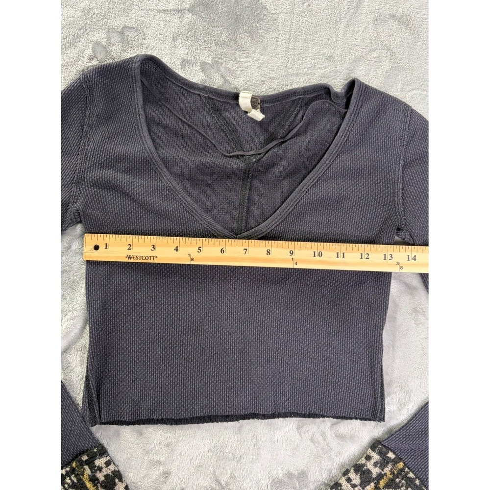 We The Free Cropped Thermal Top Womens XS Gray Geometric V-Neck Long Sleeve - Picture 3 of 6
